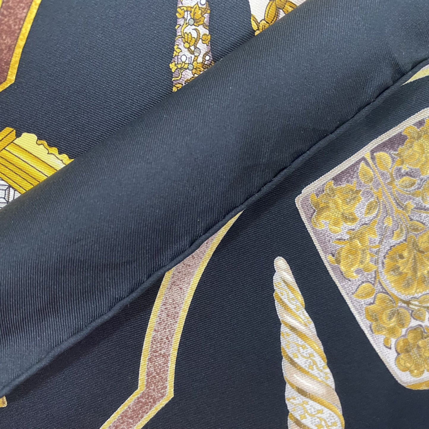 HERMES Silk Scarf - QU'IMPORTE LE FLACON - 90 cm Square - 5287