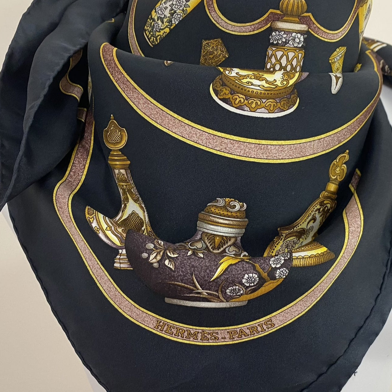 HERMES Silk Scarf - QU'IMPORTE LE FLACON - 90 cm Square - 5287