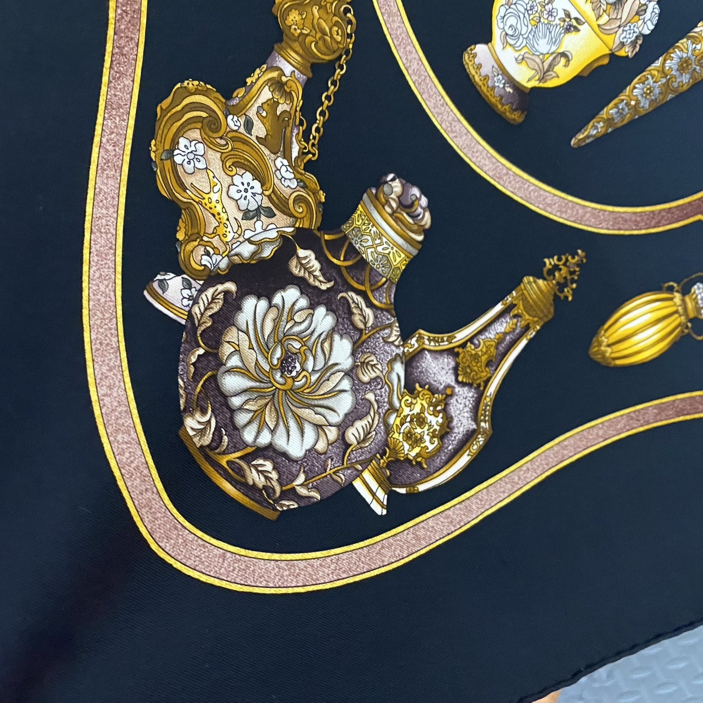 HERMES Silk Scarf - QU'IMPORTE LE FLACON - 90 cm Square - 5287