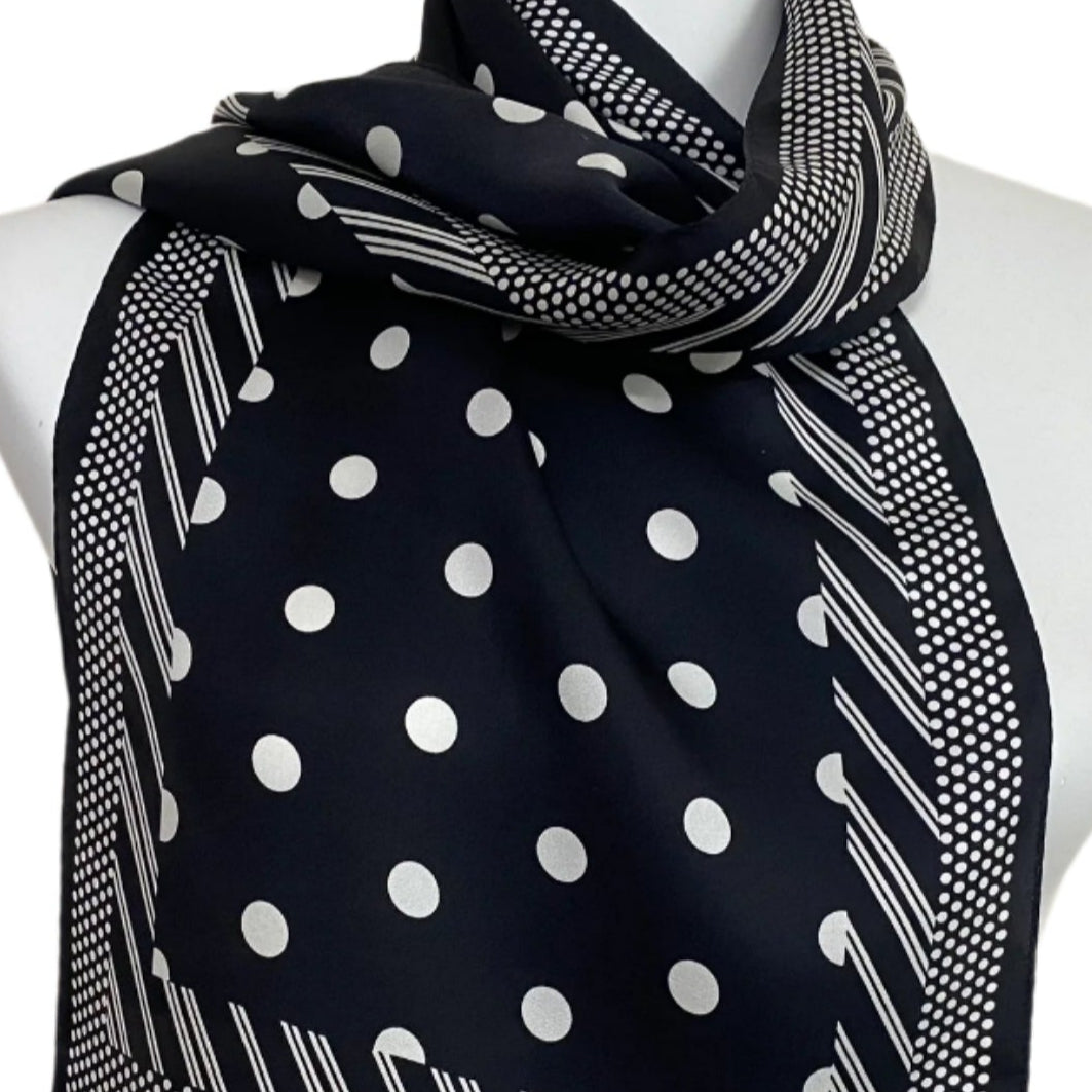 Black and white patterned scarf on a mannequin with 'Oscar' branding.