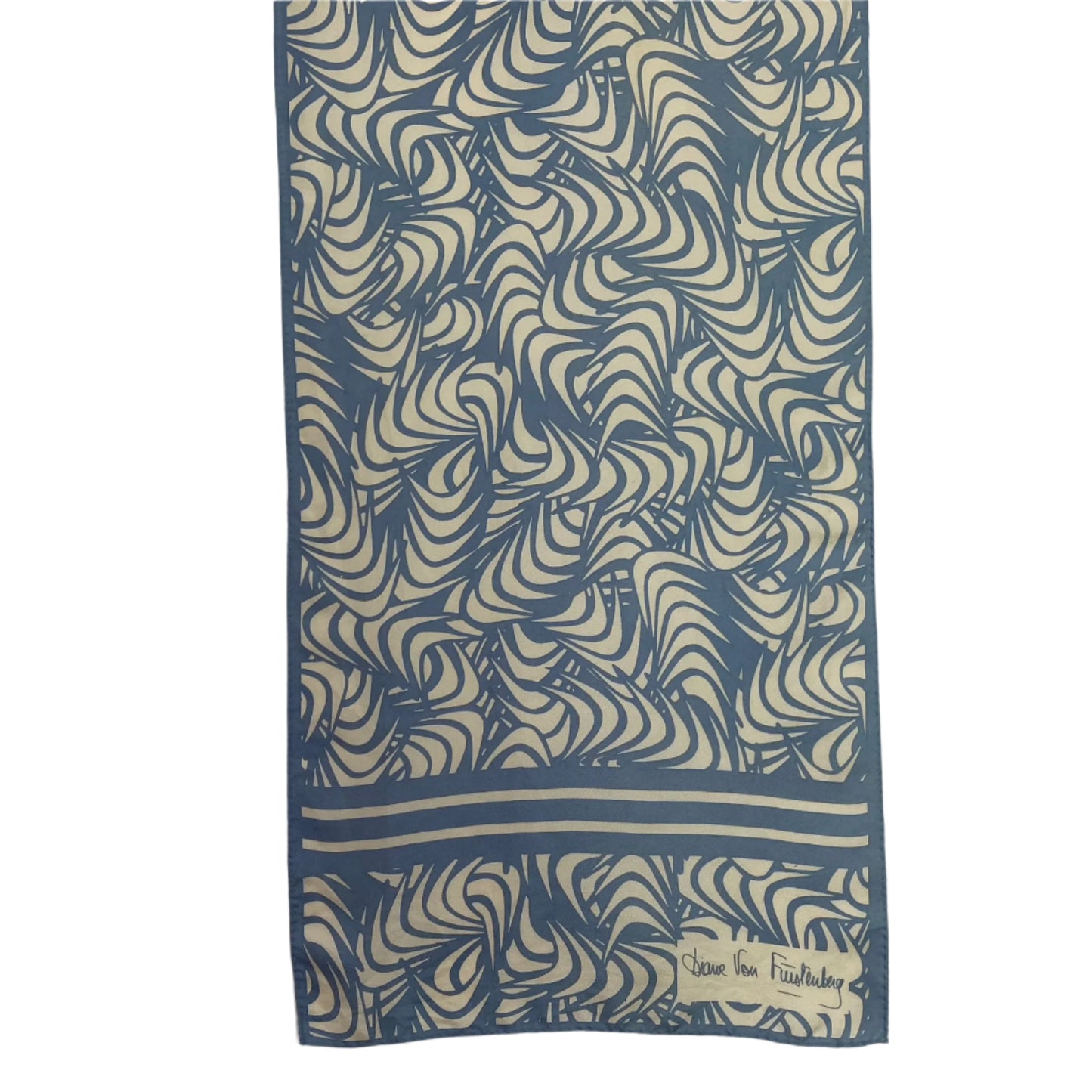 Scarf with wavy pattern on a plain background